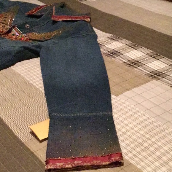 This cool jacket is so cool looks like m/l petite - Picture 2 of 9